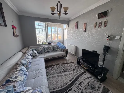 BORNOVA ÇAMDİBİ'NDE EŞYALI 1+1 SATILIK DAİRE — fotoğraf 2