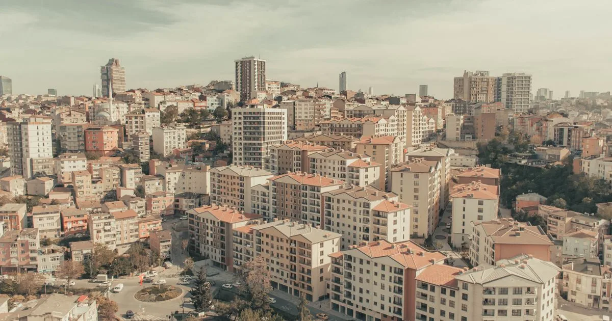 İstanbul'da yoğun apartman blokları - kentsel dönüşüm teması