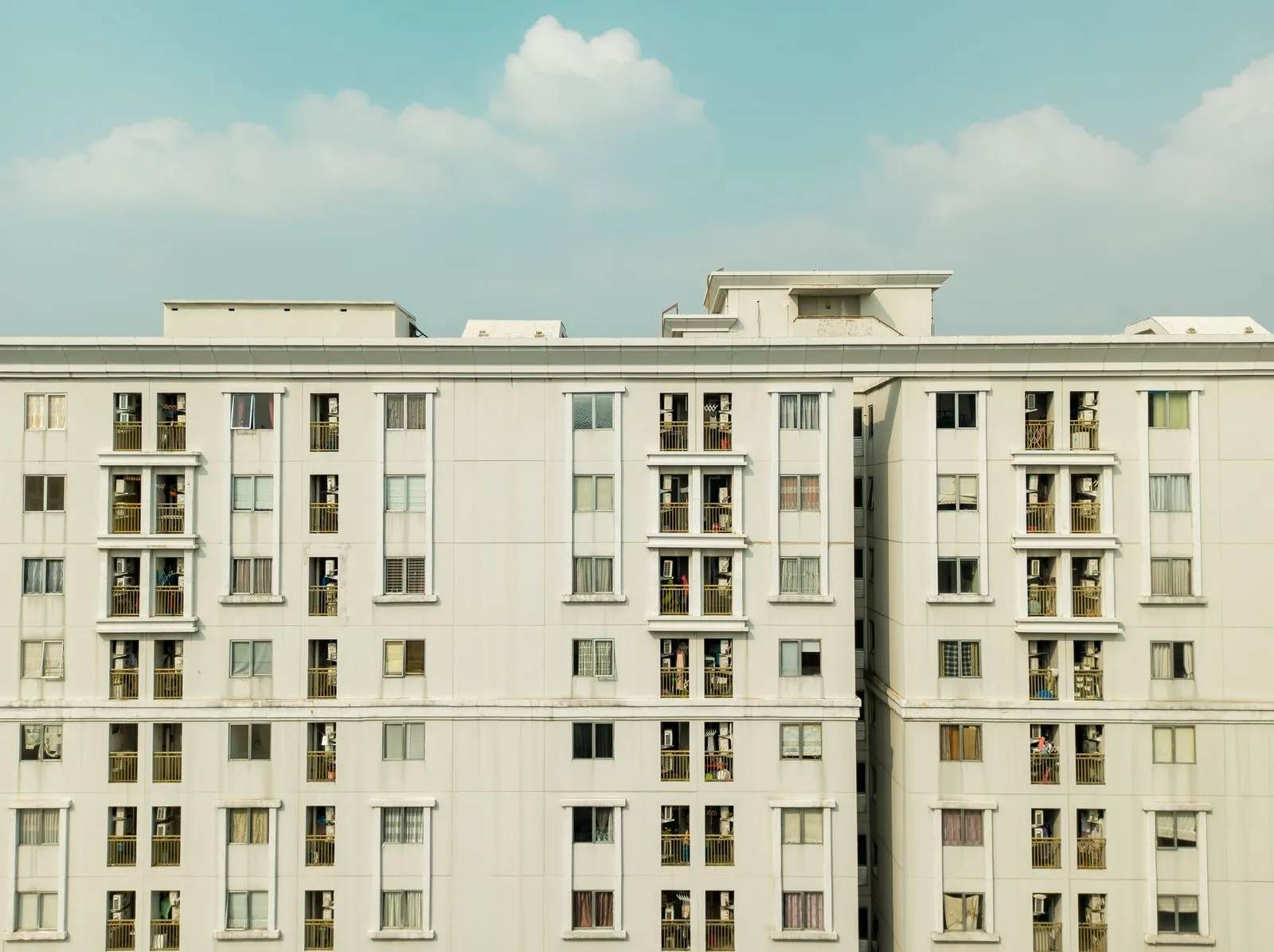İzmir'de modern apartman binası cephesi - kira artışı ve konut piyasası teması